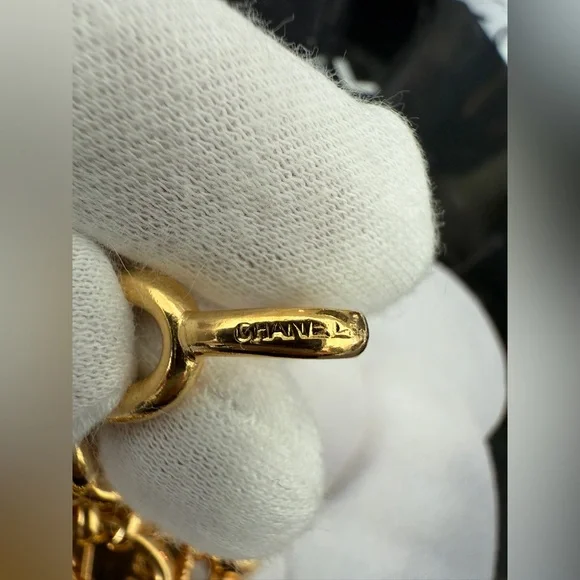 LOT 2306 24k gold plated Rihanna CHANEL 1980S VINTAGE LARGE PENDANT NECKLACE - Picture 4 of 10